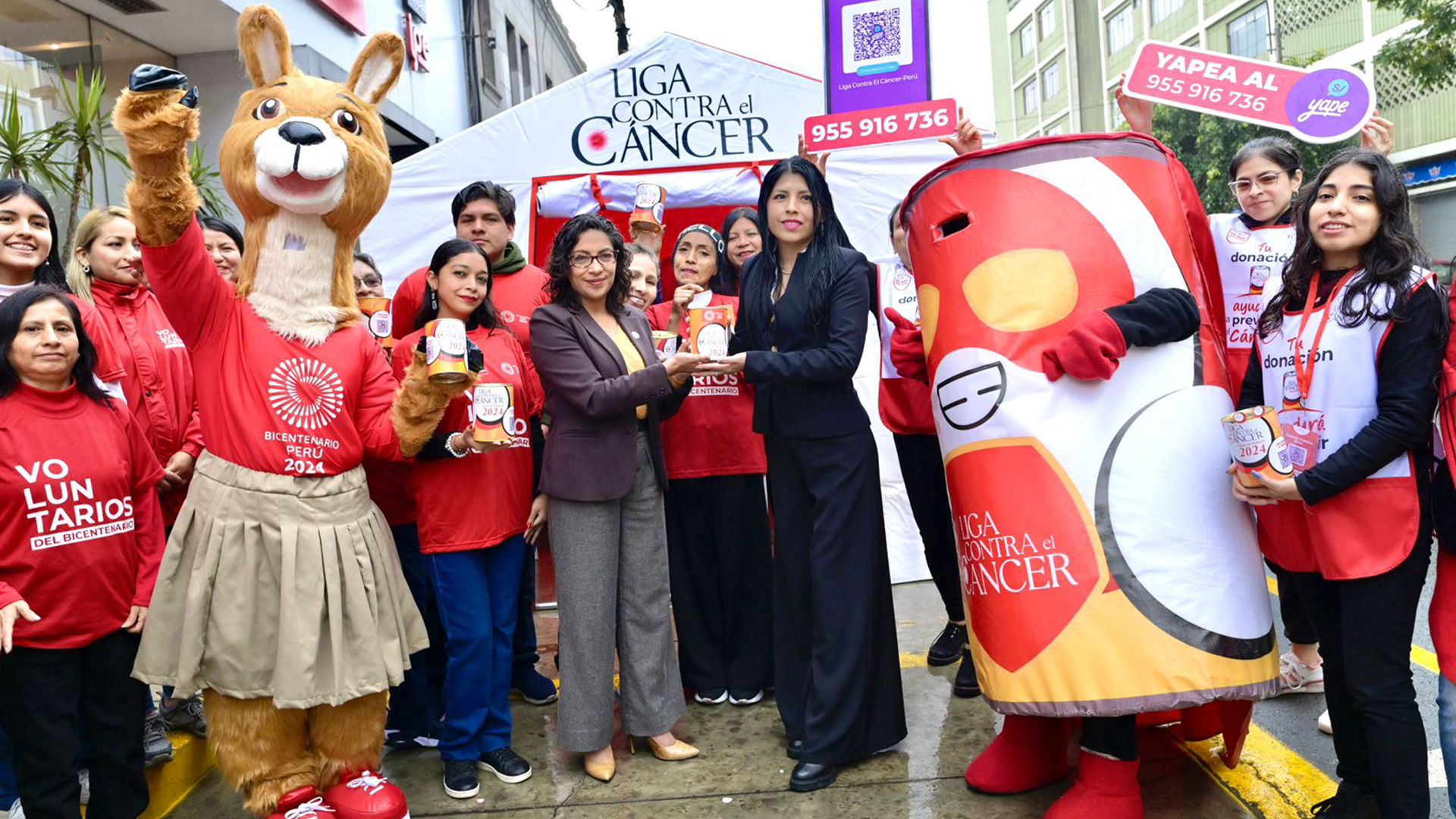 Ministra de Cultura y Voluntarios del Bicentenario participan en colecta de la Liga Contra el Cáncer